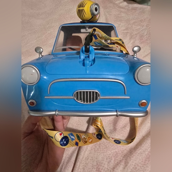 NWT Universal Studios Despicable Me Minions car popcorn bucket With Lanyard - Picture 4 of 6